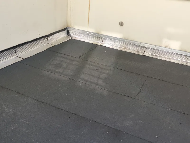 Étanchéité de toiture-terrasse en membrane bitume soudée avec relevés alu le long des murs