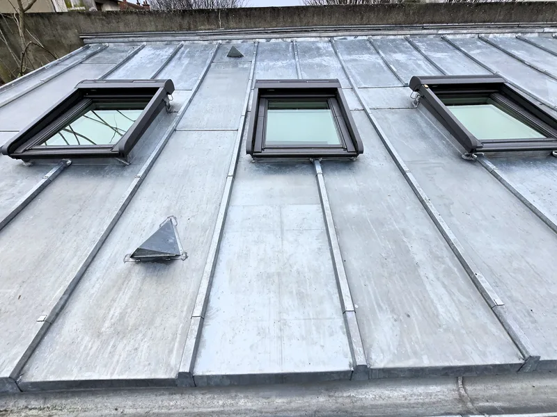 Réfection de couverture zinc traditionnelle à tasseaux et couvre-joints avec fenêtres de toit Velux intégrées à Gagny